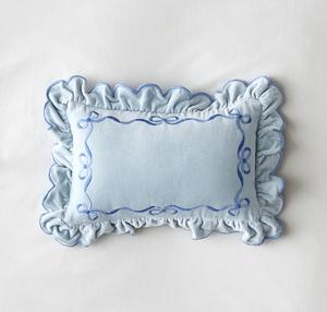 Ornement de Noël personnalisé en velours à volants, motif lettre brodée, nœuds modernes et dentelle carrée - Product Image 1