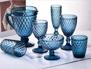 Ensemble de verrerie en <span class=keywords><strong>verre</strong></span> ambré épaissi style vintage, comprenant une carafe à <span class=keywords><strong>eau</strong></span> orange <span class=keywords><strong>et</strong></span> des verres à boisson, pour la restauration hôtelière <span class=keywords><strong>et</strong></span> les événements. - Product Image 1
