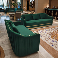 Sofá Seccional de tela verde con decoración de metal dorado tapizado para hotel, muebles de casa de huéspedes para Villa, sala de estar, apartamento