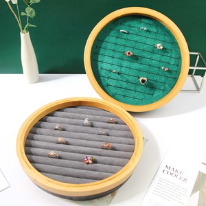 Plateau de présentation rond en bambou avec fentes en velours pour la présentation de bijoux en boutique et l'affichage de bagues en magasin - Product Image 4