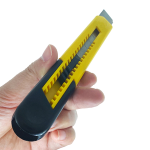 Pisau Utilitas Plastik yang Dapat Ditarik dengan Mata Pisau 18mm untuk Memotong Karton Kotak, Alat Pemotong untuk Kantor, Sekolah, DIY dan Kerajinan - Product Image 1