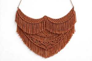 Tapiz de Pared de Macramé de Algodón Bohemio Hecho a Mano, Color Naranja Óxido, con Flecos Geométricos - Product Image 2
