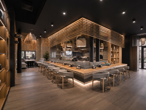 การออกแบบร้านอาหารซูชิสไตล์วาบิซาบิแบบญี่ปุ่นสมัยใหม่ พร้อมเฟอร์นิเจอร์ไม้เชิงพาณิชย์ที่ออกแบบตามสั่ง และการตกแต่งบาร์ซูชิแบบเปิดโล่ง - Product Image 1