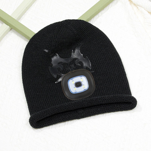 Đen <span class=keywords><strong>Led</strong></span> Beanie Với Gothic Vá Dày Đan Thiết Kế Có Thể Sạc Lại Skull Cap Cho Ngoài Trời Mùa Đông Sử Dụng Tùy Chỉnh Beanie Hat Nhà Máy - Product Image 4