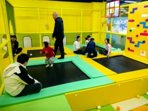 Équipement de parc de trampolines intérieur commercial, grande zone de saut modulaire avec rembourrage de sécurité et filet de protection rose/gris - Product Image 6