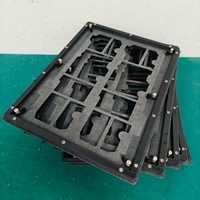 Plateau de fixation en mousse sur mesure usiné CNC, matériau de protection amortissant avec cadre en plastique et attaches en acier inoxydable