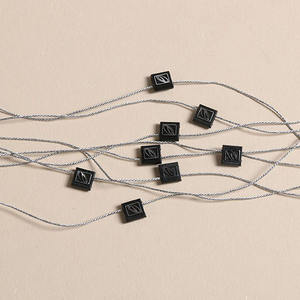 Etiqueta Colgante de Plástico con Logotipo Impreso en Relieve con <span class=keywords><strong>L</strong></span>ámina Dorada, Precio de Fábrica, Marca Personalizada, para Prendas de Vestir - Product Image 4