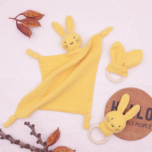 Juguete de Ganchillo Hecho a Mano con Diseño de Arcoíris Colorido Montessori, Sonajero de Conejito para Bebés - Product Image 4