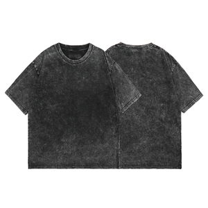 HEALY El Hombre Lleva una Camiseta de Manga Corta con una Cara Sonriente y Estampados de Copos de Nieve. Es un estilo lavado y desgastado. - Product Image 1