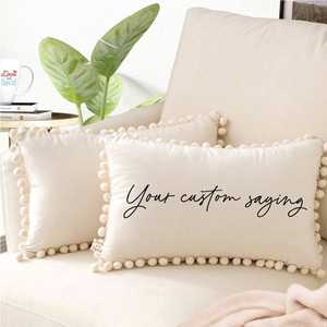 Coussin en velours personnalisé avec pompon, nom et citation personnalisées, housse de coussin décorative douce pour cadeaux de fêtes - Product Image 6