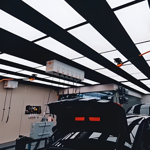 Solution tout-en-un pour la rénovation d'atelier de <span class=keywords><strong>lavage</strong></span> automobile avec éclairage LED en grille, enrouleur de tuyau et bras articulé pour entreprise de detailing professionnelle - Product Image 1