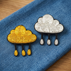 INSIGNIA BORDADA EN SEDA DISEÑO NUBE - Product Image 3