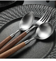Ensemble de couverts japonais vintage en acier inoxydable 304 avec manche en noyer finition sablée, vaisselle occidentale