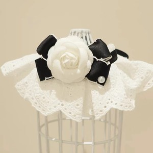 Bavoir pour chat Camélia Blanc avec nœud noir et perles, style princesse, accessoire pour chaton, utilisation quatre saisons - Product Image 4