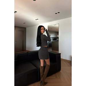 Ensemble jupe en tricot anthracite avec imprimé brodé, style décontracté automne, décoration - Product Image 1