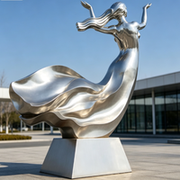 Sculpture moderne en acier inoxydable d'une silhouette avec des rubans fluides ; Pièce d'art métallique finition miroir pour les halls d'hôtels