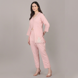 Colección de Ropa de Diseño Moderno, Conjunto de 2 Piezas en Color Rosa Claro con Cuentas de Hilo y Trabajo de Corte Dana, Prenda Elegante - Product Image 1