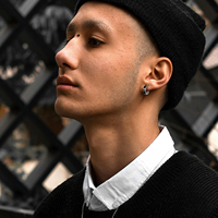Pendientes de Aro Huggie con Calavera Negra Plateada y Cruz Gótica, Plata de Ley 925 Hipoalergénica, Joyería Punk Cool para Hombres y Mujeres
