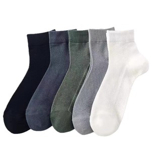 Men's Summer Mesh Crew Socks Sweat-Absorbing Breathable Casual Business Socks Solid Color Polyester Fiber Socks - Product Image 5