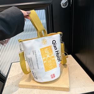 Sac fourre-tout à bandoulière en toile imprimée Lingyin Qian Daizi pour filles, collection Printemps 2026, avec fermeture magnétique, idéal pour les voyages décontractés - Product Image 1