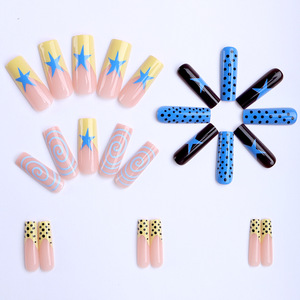 <span class=keywords><strong>Uñas</strong></span> Postizas Largas Estilo Ataúd con Diseño Floral Retro, Puntos Verdes y <span class=keywords><strong>Margaritas</strong></span> Pintadas a Mano, <span class=keywords><strong>Uñas</strong></span> Falsas Reutilizables en Tonos Neutros Vintage - Product Image 6