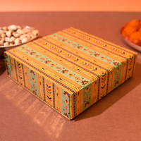 Luxe, op maat gemaakte, magnetische papieren doos voor snoep, gedroogd fruit en noten.