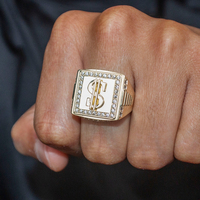 Bague Hip Hop pour Homme, Orné d'un Symbole Dollar Carré en Relief, Bordé de Zircons, Personnalisable, Vente en Gros de Bijoux