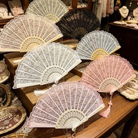 Éventail pliable en dentelle blanche avec logo personnalisé, pompon élégant, idéal pour les mariages, les douches nuptiales, les souvenirs et la décoration de fête