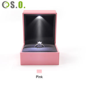 Boîte à bijoux de luxe en plastique avec logo personnalisé, pour alliances et pendentifs, avec éclairage LED, emballage de bijoux carré laqué de luxe - Product Image 1