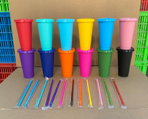 Groothandel 24oz effen gekleurde tumblers, bulk plastic bekers met deksels en rietjes - Product Image 2
