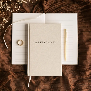 Libro de Oficiante de Lino Crema Repujado para Notas de Discurso, Tapa Dura Negra, Agenda para el Día de la Boda, Regalo para Pastor Oficiante - Product Image 1