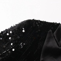 Blazer de luxe brillant à sequins, coupe ajustée, en satin de soie, avec revers crantés et bordure en plumes d'autruche aux manches