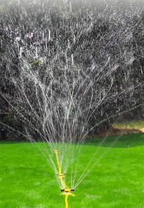Arroseur rotatif à 3 bras en plastique pour pelouse, design trépied, pour l'arrosage des jardins et des paysages - Product Image 6