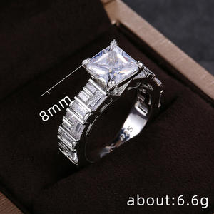 Anello di Fidanzamento F597 in Oro Bianco per Donna con Diamante Naturale Taglio a Pera e Pietre Laterali Baguette Colore D - Product Image 5