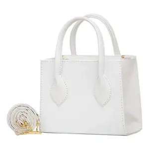 Bolso Bandolera para Mujer Fana, Blanco, de Nailon, con Cadena Decorativa, Cierre de Cremallera, Asa Única, Bolso de Hombro Moderno para Uso Diario - Product Image 3