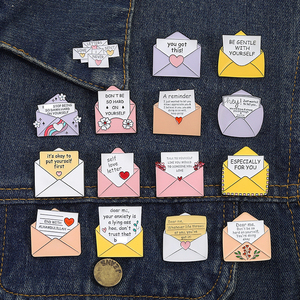 Broche en émail en forme d'enveloppe avec lettres amusantes, broche à lettres positives, broche personnalisée - Product Image 2