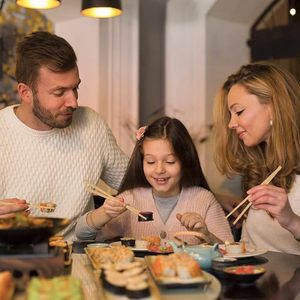 Lindos <span class=keywords><strong>palillos</strong></span> de bambú con dispositivo auxiliar Máquina de <span class=keywords><strong>palillos</strong></span> de marca amigable con los niños para Ramen Bowl Dining - Product Image 1