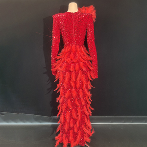 Novance Y4710 Prodotti all'Ingrosso <span class=keywords><strong>Abito</strong></span> da Sera Elegante da Donna di Lusso <span class=keywords><strong>Rosso</strong></span> con Piume Strass Paillettes e <span class=keywords><strong>Spacco</strong></span> Alto - Product Image 3