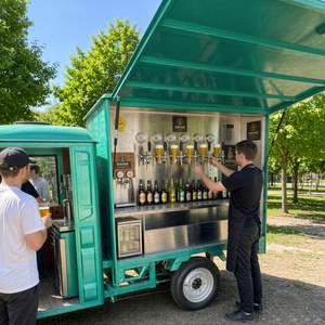 Camion de bière artisanale mobile en acier inoxydable sur mesure avec bac de drainage pour service de distribution de bière pression lors de fêtes en extérieur - Product Image 1