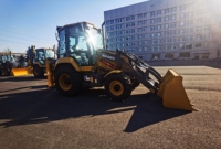 Chargeuse-pelleteuse de 2,5 tonnes XC8-S2570, force de rupture de la benne de 66 kN, benne 4-en-1 en option pour les projets de réparation routière municipale