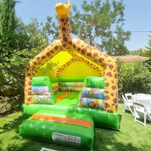 Castillo inflable comercial con forma de jirafa para fiestas infantiles en el patio trasero. - Product Image 1