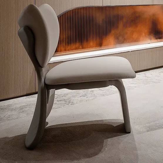 เบาะหนังสีขาวและขาหนังสีดำ