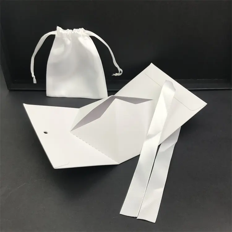 ชุดบรรจุภัณฑ์กล่องเครื่องประดับสุดหรูกล่องกระดาษสีขาวกระเป๋าสำหรับเครื่องประดับ