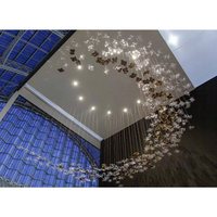Lustre personnalisé avec feuilles de verre flottantes dorées transparentes pour hall d'hôtel, salon de villa, lustre artistique