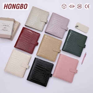 Meilleures ventes Etsy : Classeur A5 à 6 anneaux en cuir <span class=keywords><strong>de</strong></span> crocodile avec 100 pochettes pour le défi d'épargne et motif <span class=keywords><strong>de</strong></span> pochette en plastique - Product Image 1