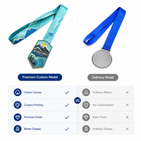 Médaille personnalisée hexagonale en métal émaillé plaqué or, avec motif paysage 3D moulé, pour la course d'obstacles des enfants, avec cordon