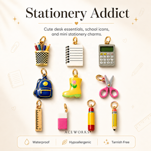Adicto a la Papelería |   Mini Dijes Esmaltados de Acero Inoxidable con Baño de Oro PVD de 18K para Escritorio Escolar |   Mochila con diseño de lápiz y tijera, colgante para bolígrafo DIY - Product Image 1