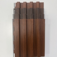 Panel de Techo de PVC Laminado de Madera con Diseño Nuevo a Precio de Fábrica 2026, Panel de Sofito con Instalación Fácil en Rejilla para Decoración