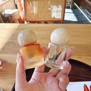 Bouteille en verre vide pour huiles essentielles, 15 ml, 30 ml, avec bouchon rond en bois, nouveau design, logo personnalisé, orange transparente, vente chaude - Product Image 5