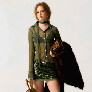 Blusa de fiesta para mujer de malla transparente con manga larga, botones frontales, ajuste holgado, cuello vuelto y estilo moderno - Product Image 4